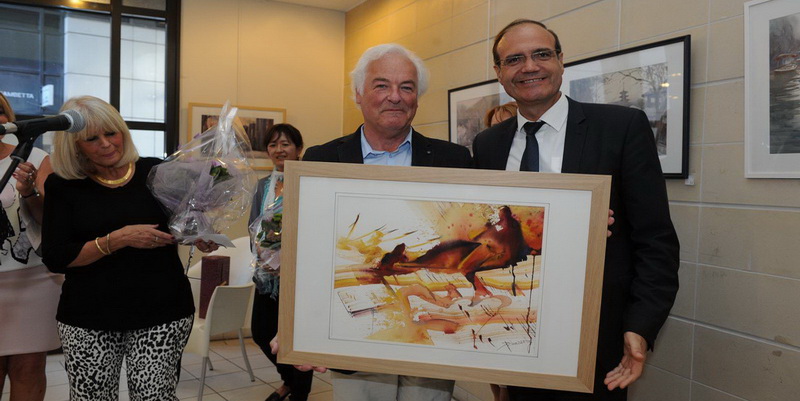 Roland Palmaerts et Mr Pascal Labelle présente l'aquarelle en musique qui a été offerte au conservatoire